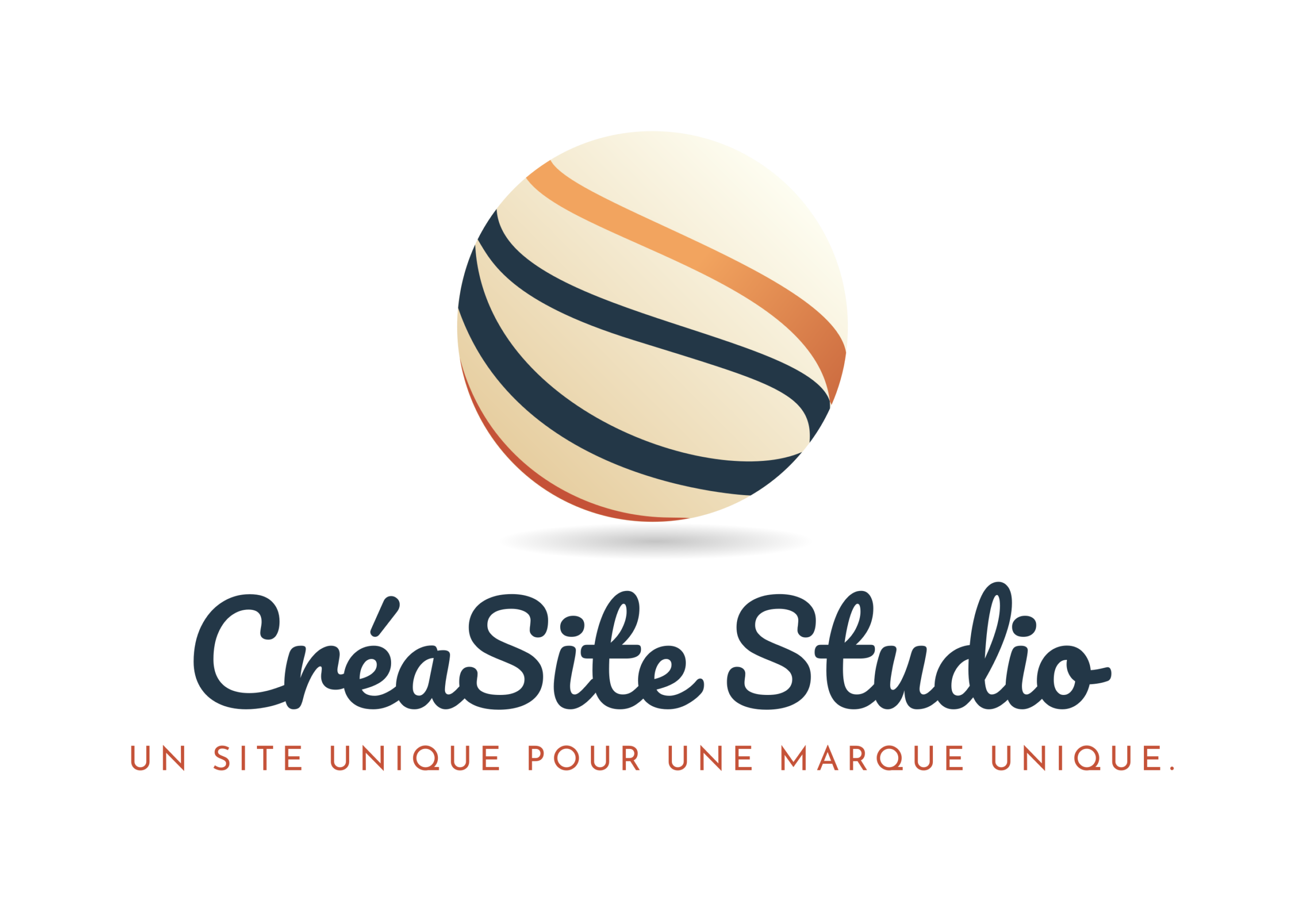 Logo pour CréaSite Studio représentant une sphère beige stylisée avec des lignes courbes de couleur marine et orange, avec le texte "CréaSite Studio" en dessous et le slogan "Un site unique pour une marque unique" en dessous.