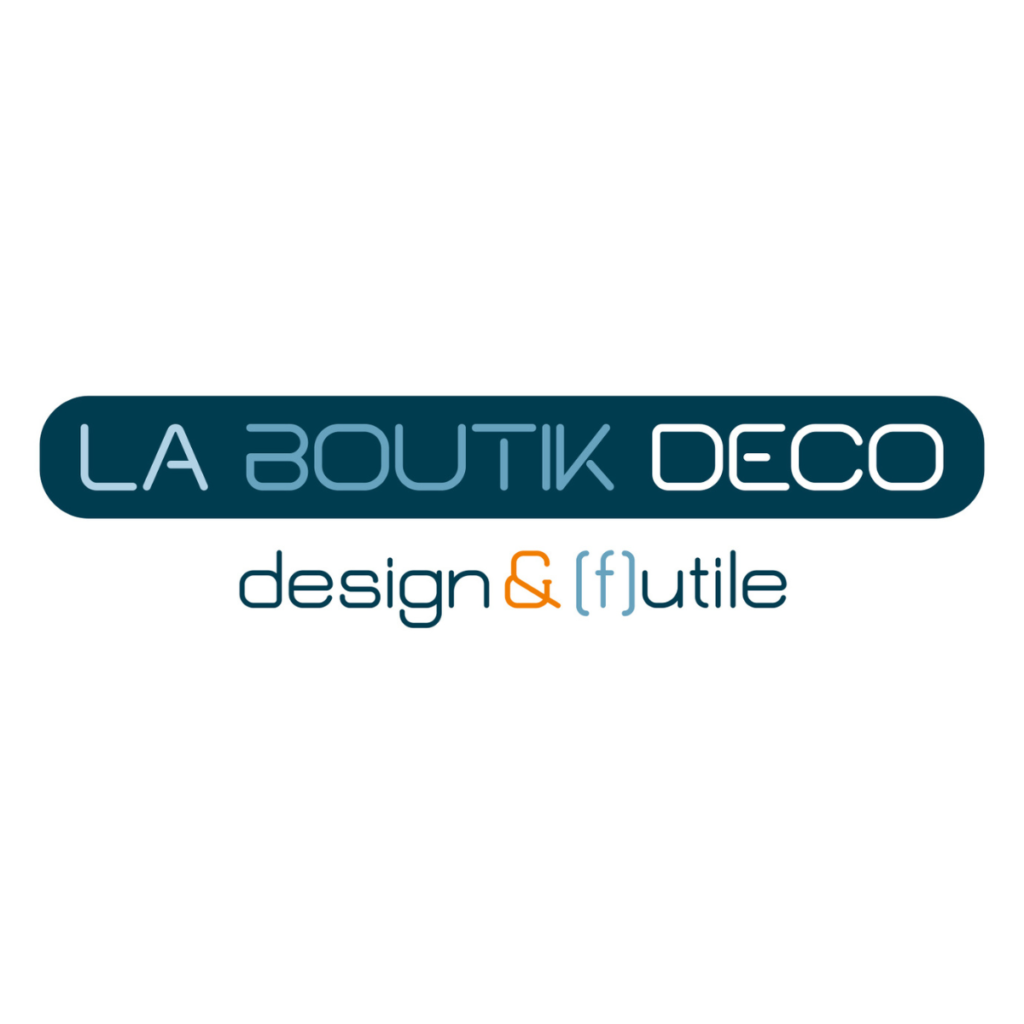 Logo avec le texte "LA BOUTIK DECO" dans un rectangle arrondi bleu foncé, et "design & (f)utile" en dessous en lettres grises et orange sur fond blanc.