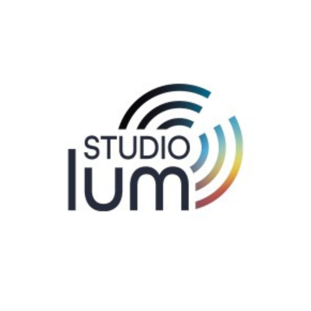 Logo pour "Studio lum" avec le mot "STUDIO" au-dessus de "lum" en texte gras. Des lignes courbes ressemblant à des ondes sonores, nuancées de bleu, de noir et d'orange, rayonnent en haut à droite de la lettre "m".