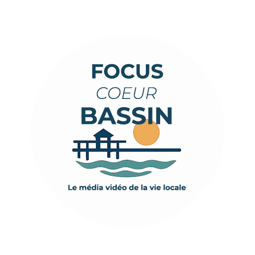 Logo avec le texte "FOCUS COEUR BASSIN" au-dessus d'une illustration d'une maison sur pilotis au-dessus de l'eau avec un soleil en arrière-plan. En dessous, la phrase "Le média vidéo de la vie locale.